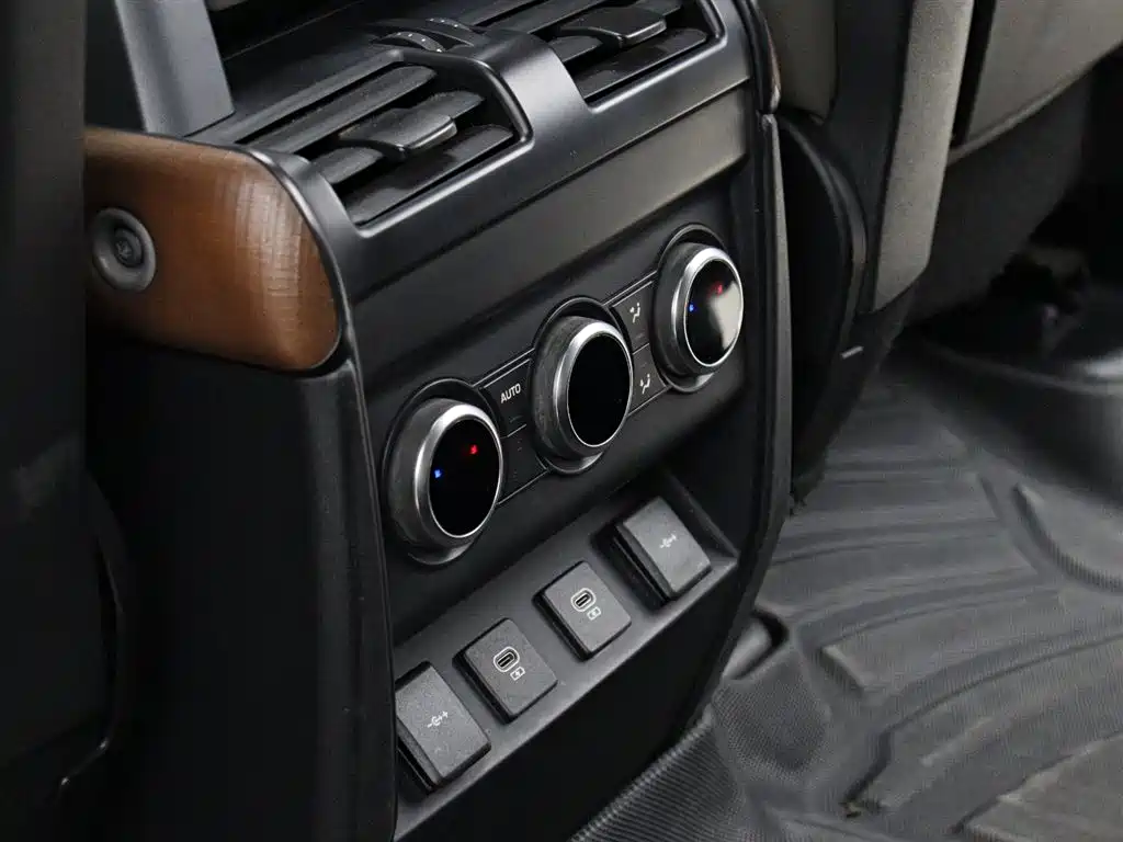 Land Rover Defender 2021 110 P400 SE фото 10