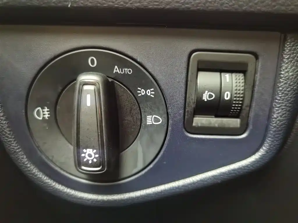 Volkswagen Lavida 2023 XRUI 1.5L Manual New Comfort Edition фото 21