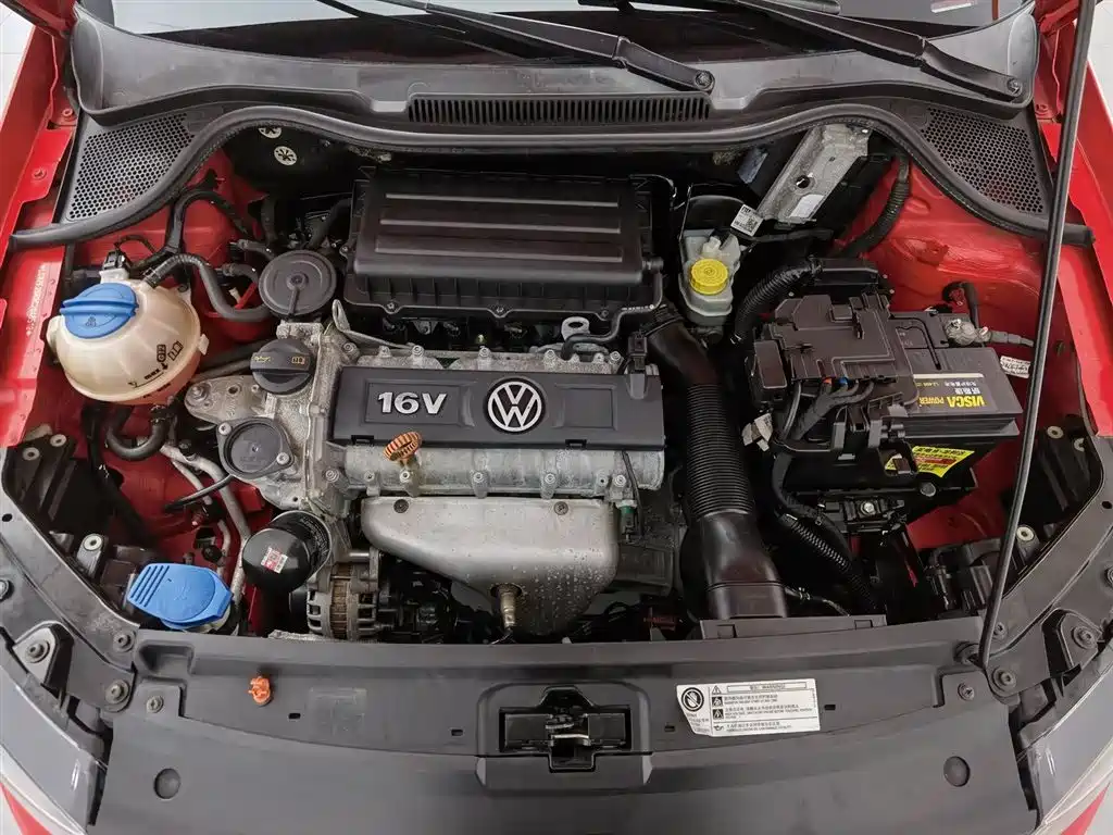 Volkswagen Polo 2012 1.6L Cross Polo AT фото 6