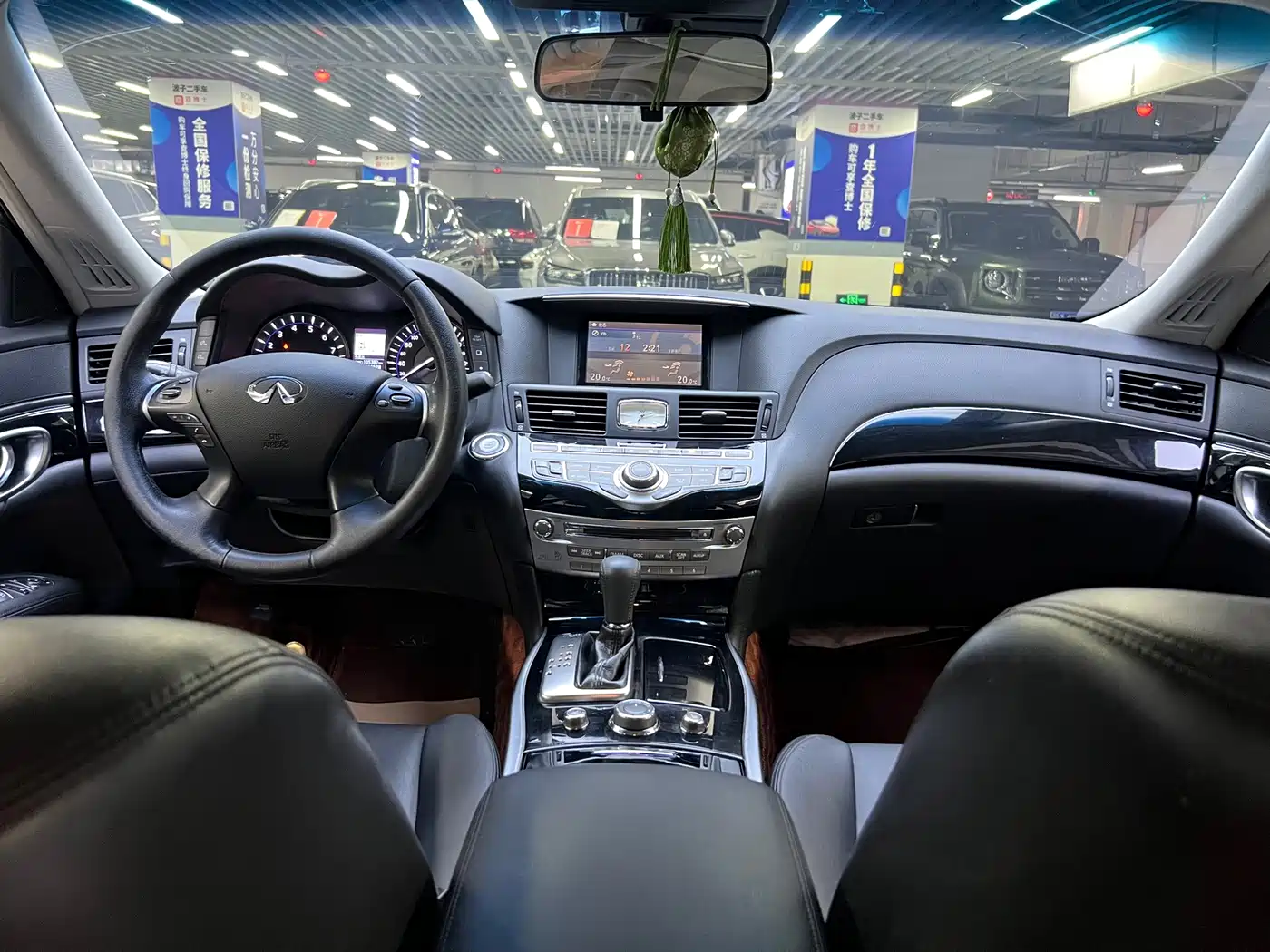 Photo 15 - Infiniti Q70