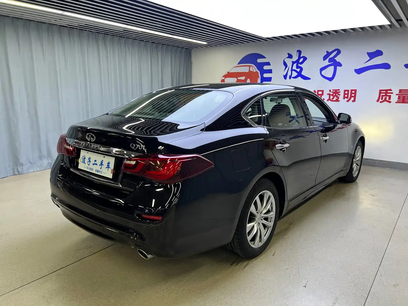 Photo 18 - Infiniti Q70