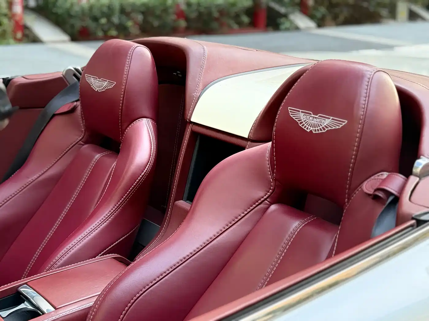 Aston Martin V8 Vantage 2012 4.7L S Roadster фото 11