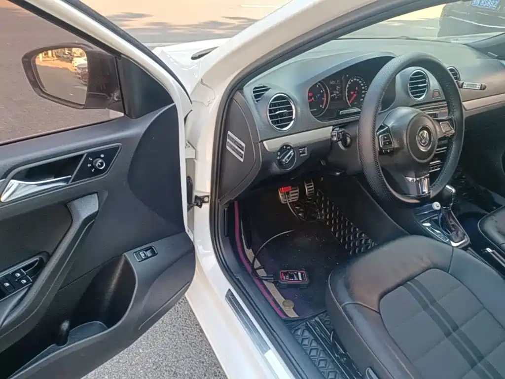 Photo 16 - Volkswagen Jetta