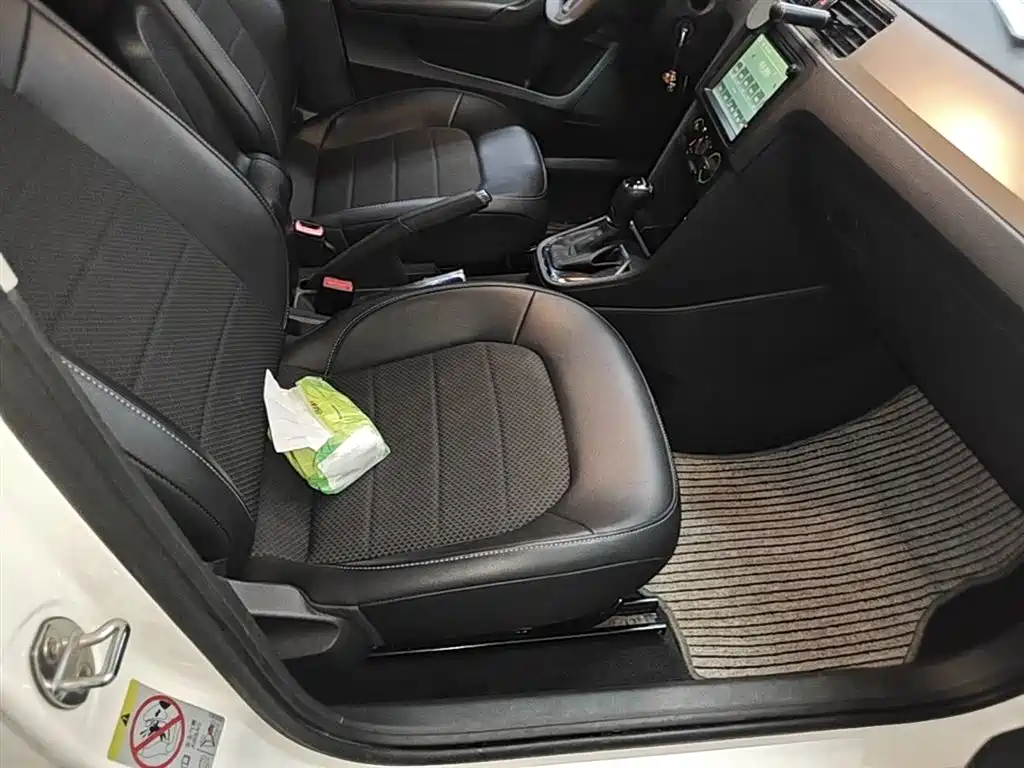 Škoda Skoda Rapid Spaceback 2016 Facelift 1.6L Automatic Innovation Edition фото 25