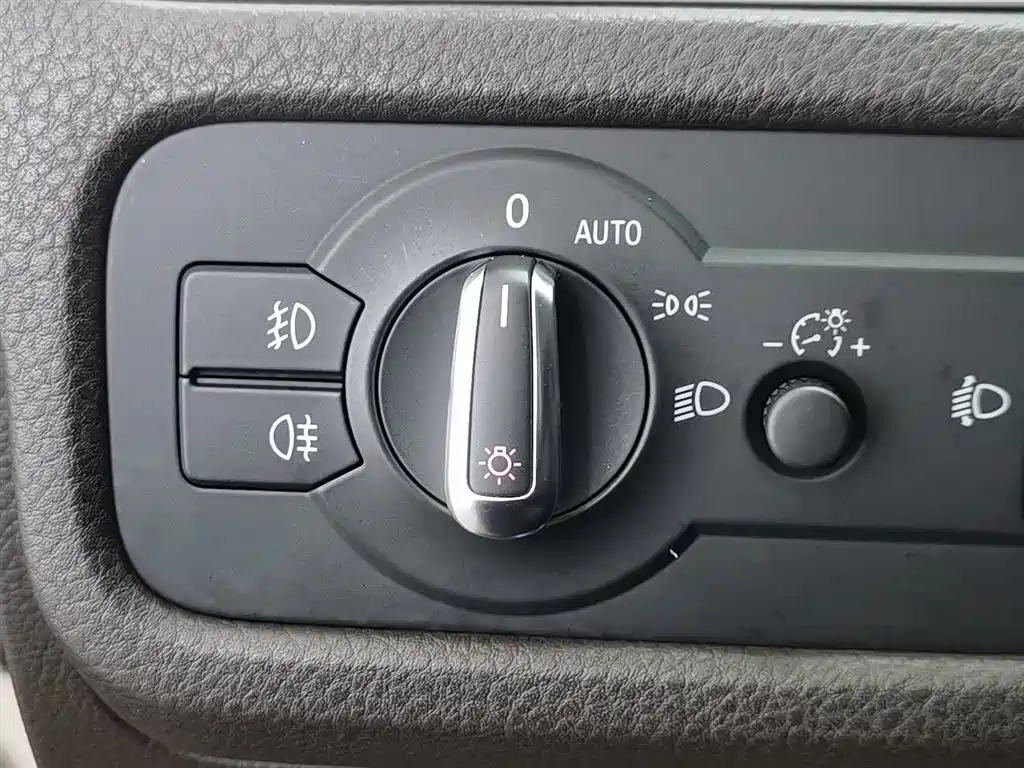 Volkswagen Touareg 2011 3.0TSI Standard фото 21