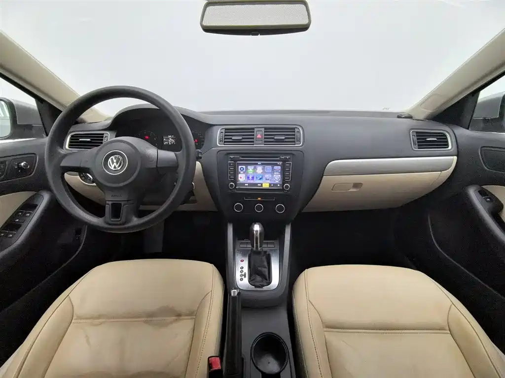Volkswagen Sagitar 2012 1.6L Automatic Comfort Type фото 5