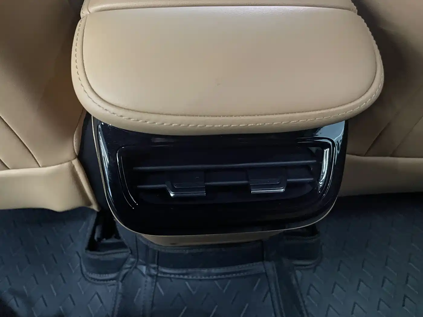 Geely Galaxy Galaxy L7 2025 EM-i 115km Explorer+ Edition фото 9