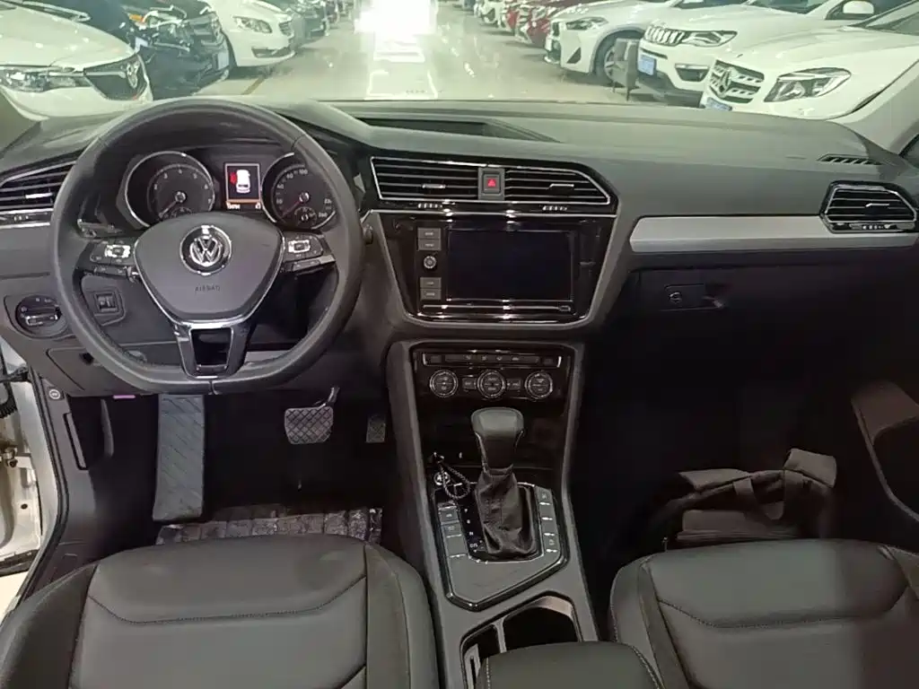 Photo 10 - Volkswagen Tiguan L