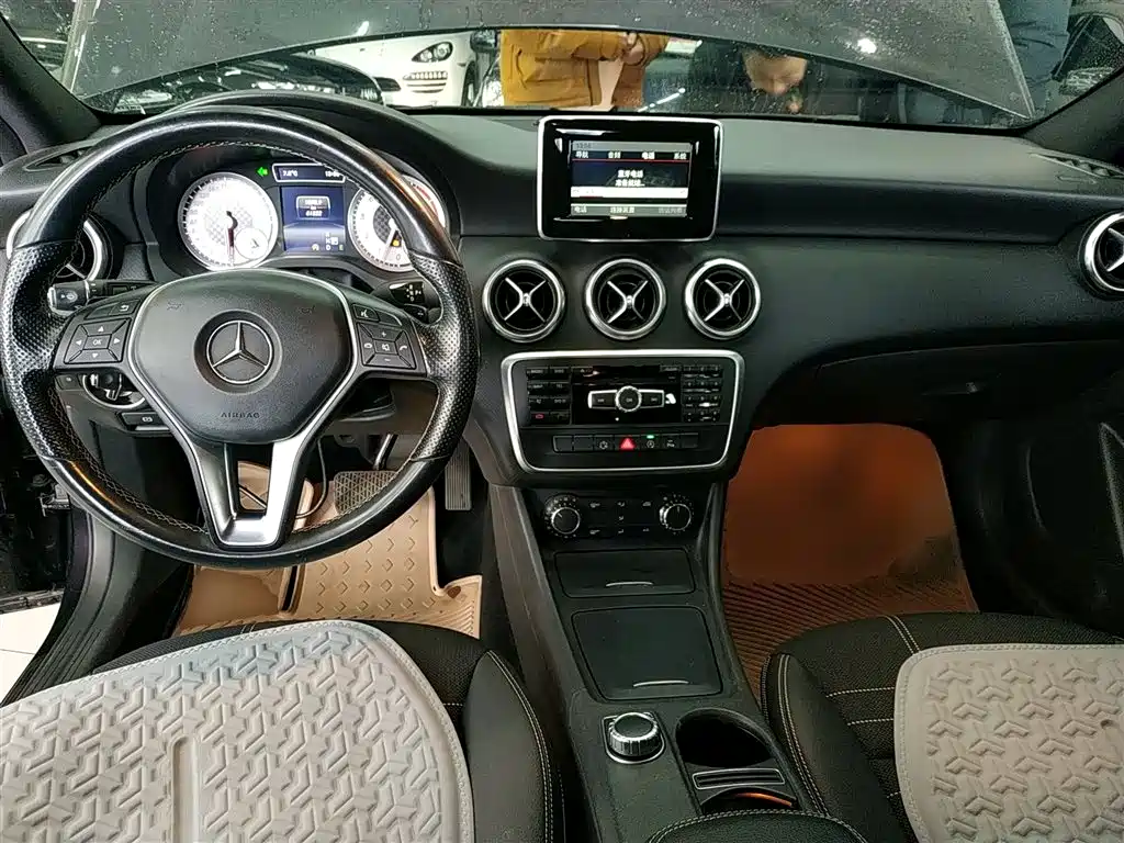 Mercedes-Benz A-Class (Import) 2015 A 200 Fashion фото 6