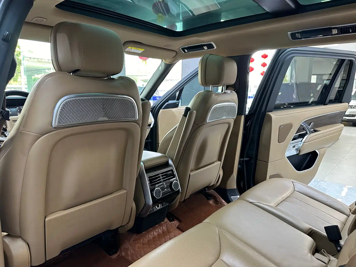 Land Rover Range Rover 2023 3.0 L6 400PS Golden Age 7-Seater Long Wheelbase фото 14