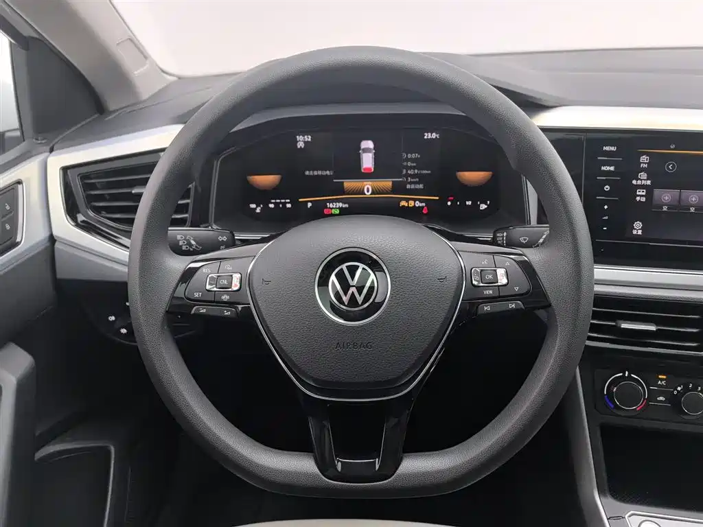 Volkswagen Polo 2023 Facelift Plus 1.5L Auto Chroma Tech Edition фото 11