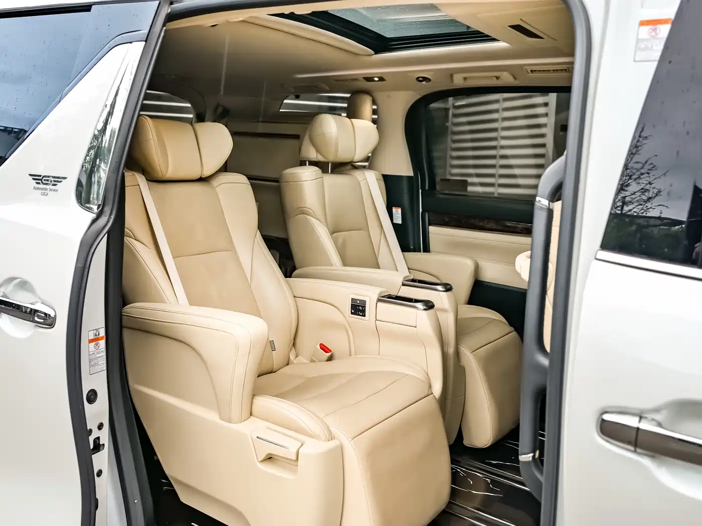 Toyota Alphard 2019 Hybrid 2.5L Luxury фото 10