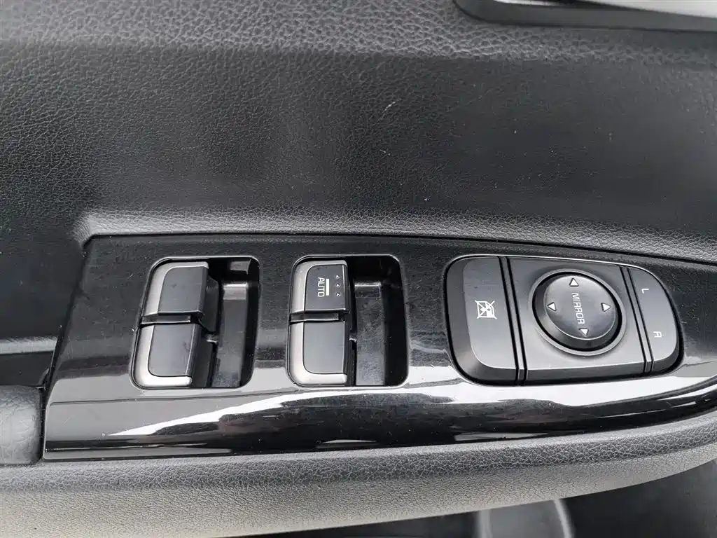 Kia KX CROSS 2017 1.4L AT GLS фото 9