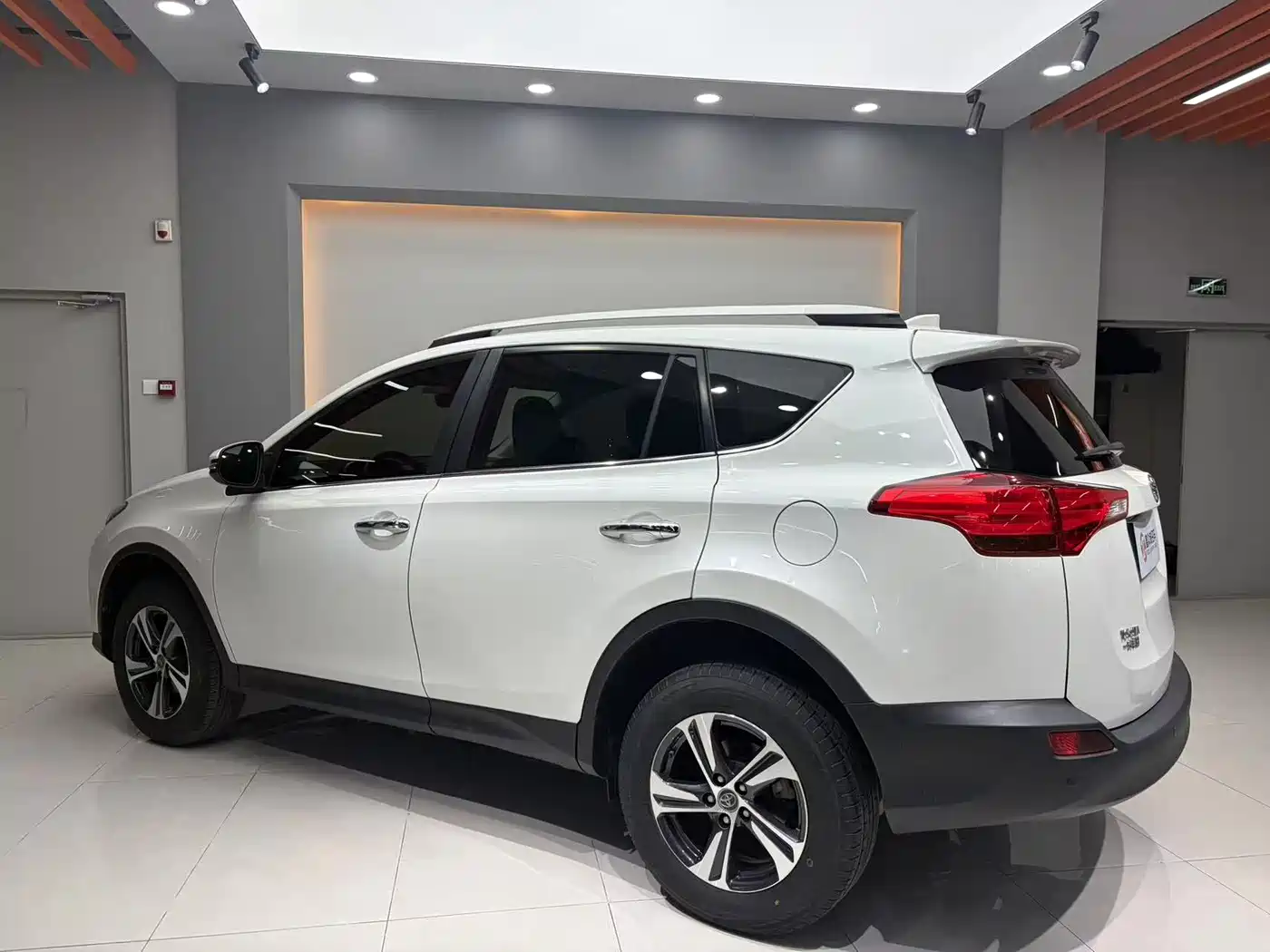 Toyota RAV4 Rongfang 2015 2.0L CVT 4WD Pioneer Edition фото 6