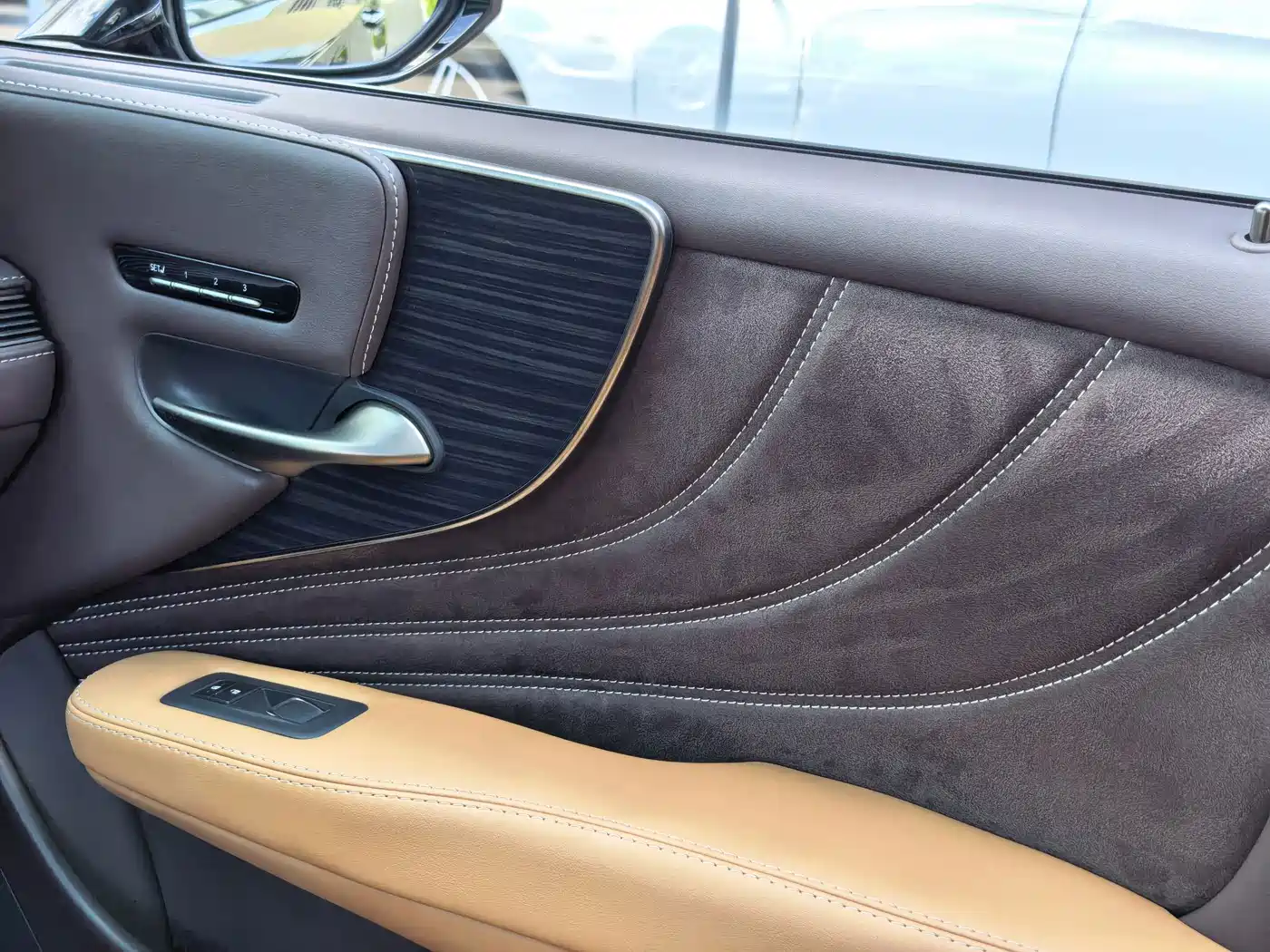 Фото 11 - Lexus LS