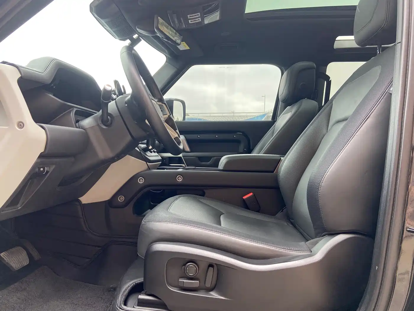 Land Rover Defender 2023 Model 90 2.0T P300 X-DYNAMIC HSE фото 7