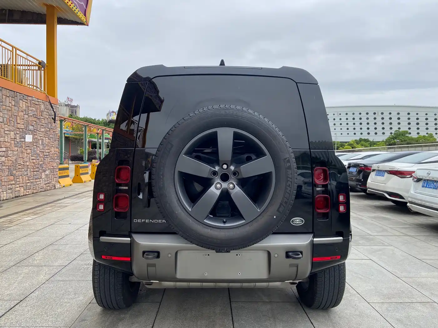 Land Rover Defender 2023 Model 90 2.0T P300 X-DYNAMIC HSE фото 4