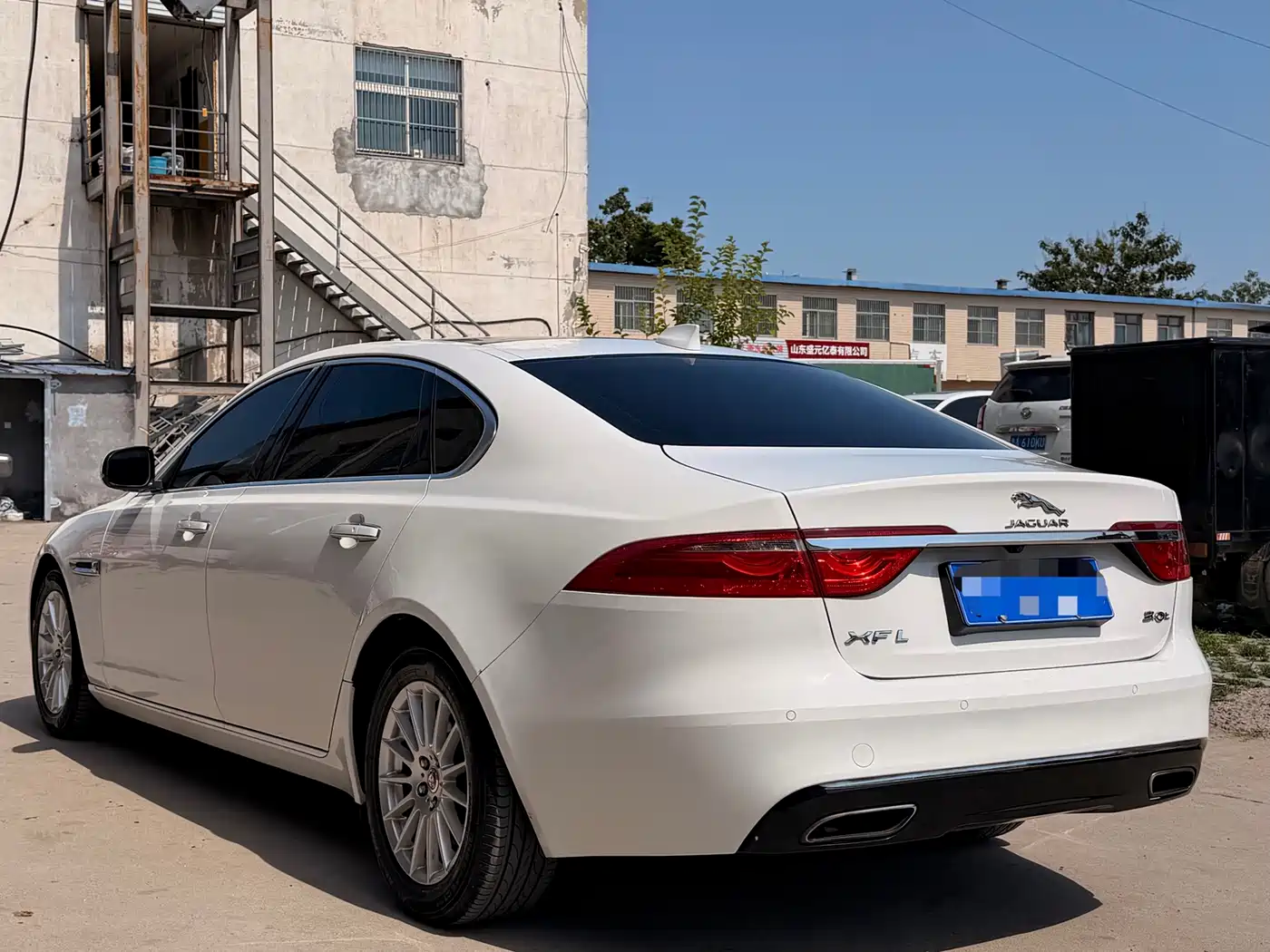 Photo 4 - Jaguar XFL