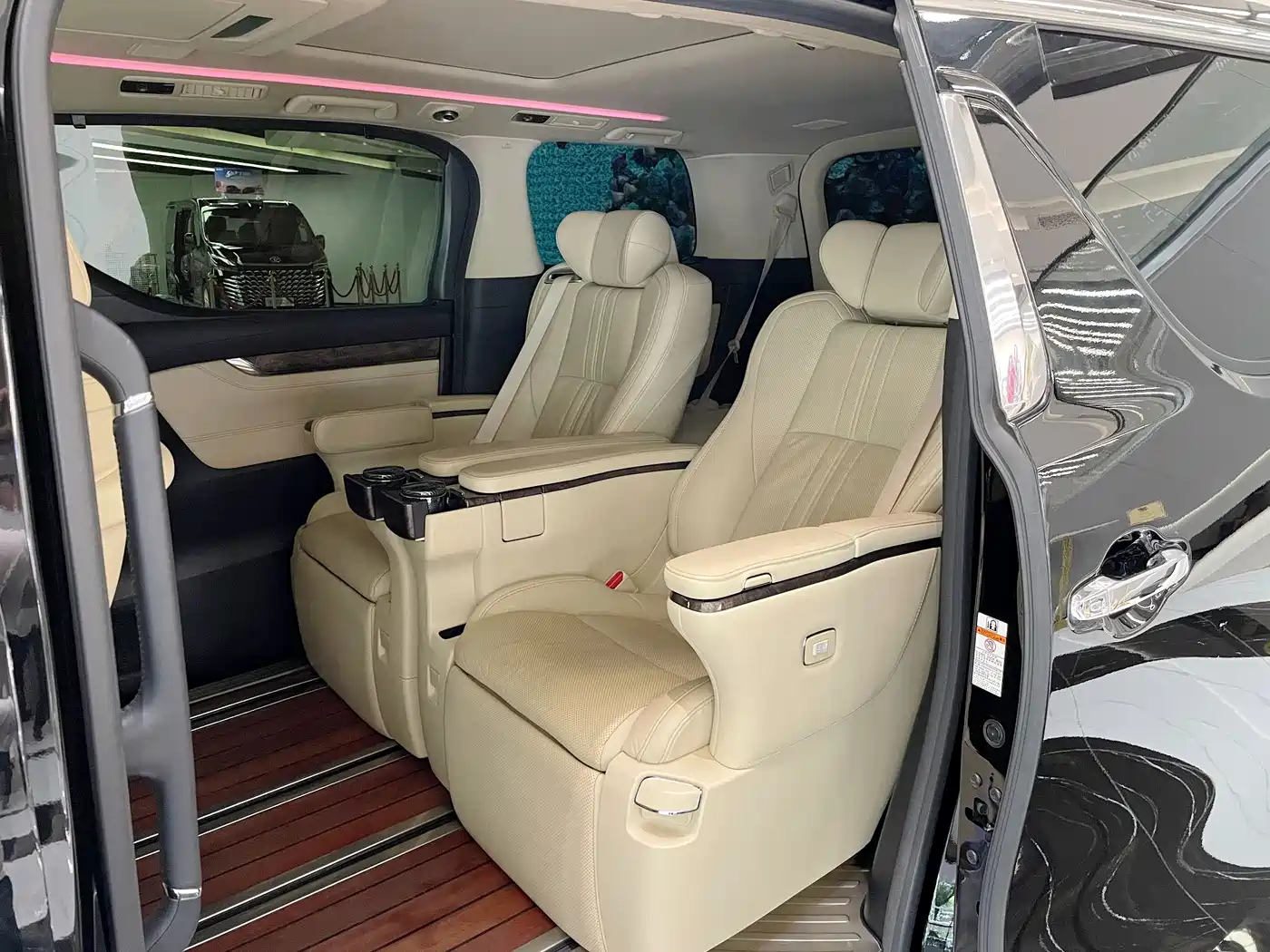 Toyota Alphard 2020 Hybrid 2.5L Premium Edition фото 16