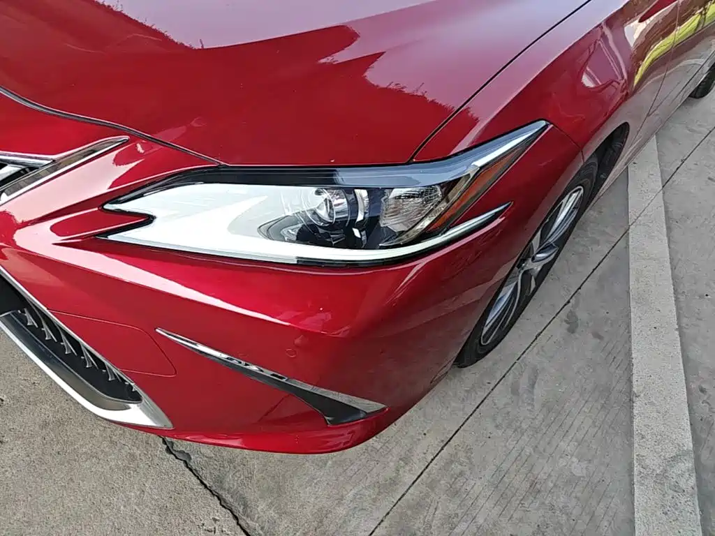 Фото 24 - Lexus ES