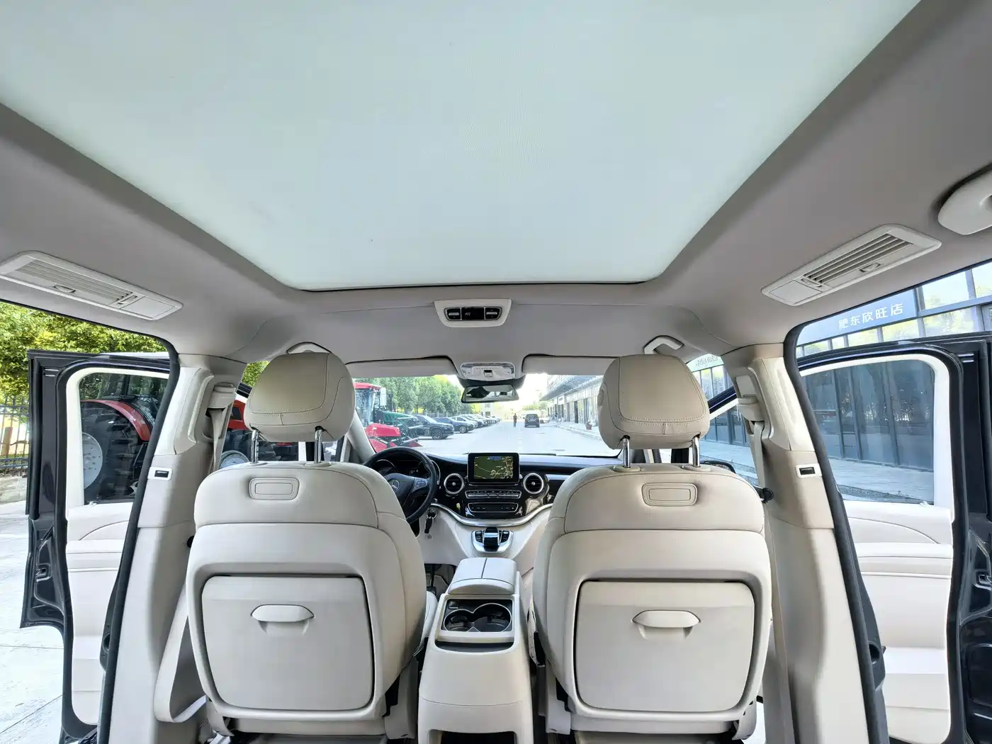 Mercedes-Benz V-Class 2017 Model V 260 L Premium Extended Edition фото 20