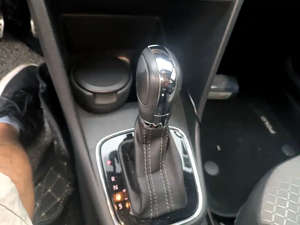 Volkswagen Polo 2014 1.6L Cross Polo Automatic фото 14