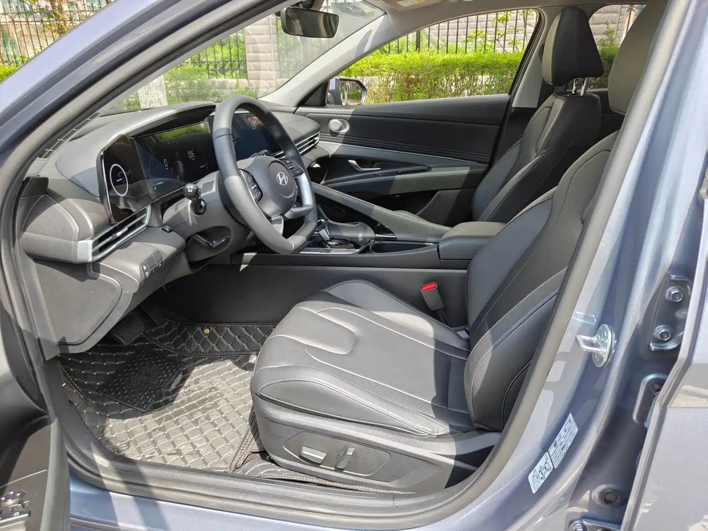 Hyundai Elantra 2023 Model 1.5L CVT LUX Premium Edition фото 4