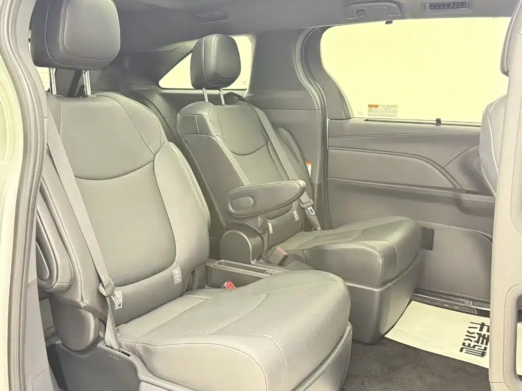 Toyota Granvia 2024 2.5L Hybrid Premium PLUS 4WD Edition фото 29