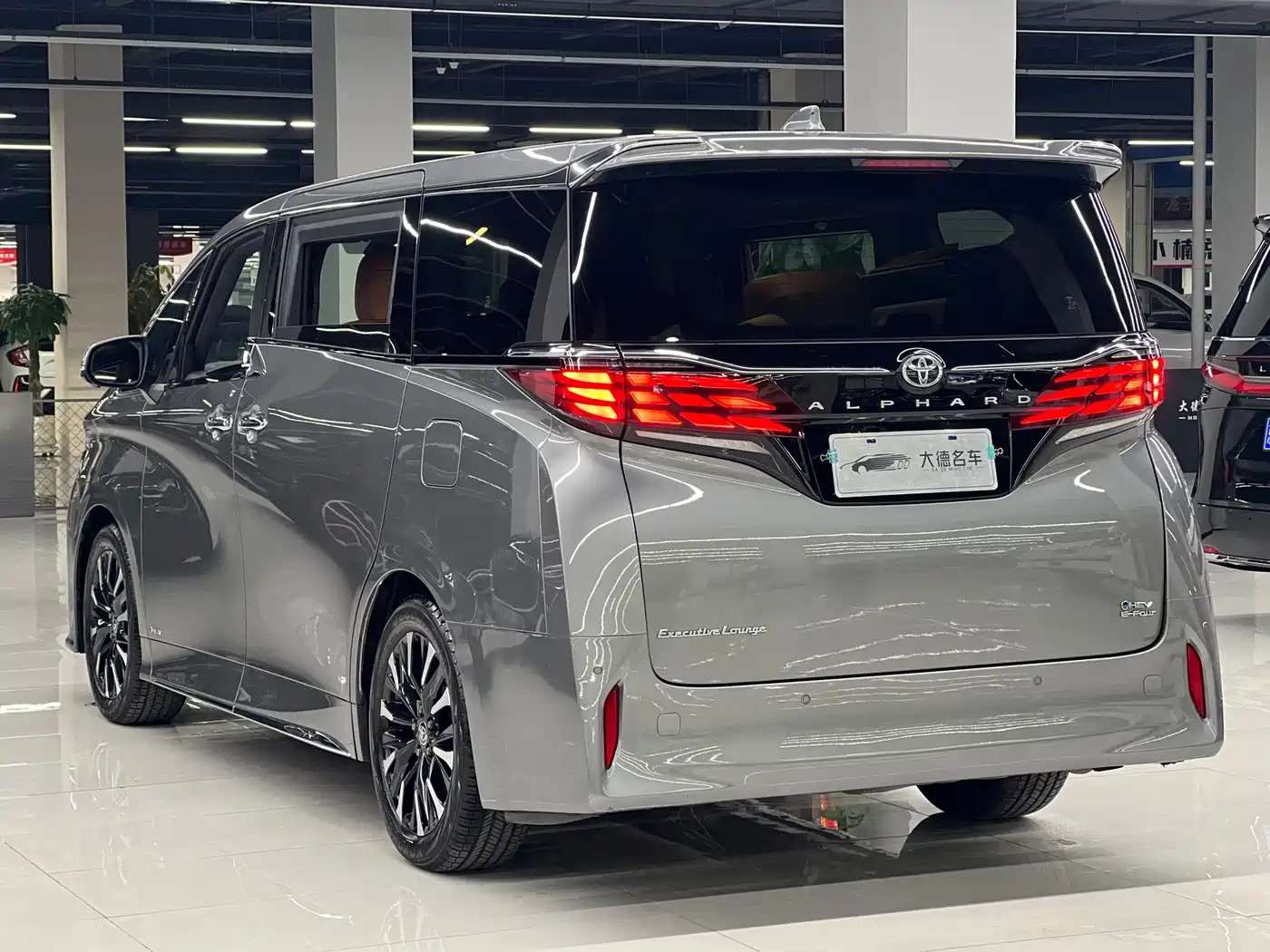 Toyota Alphard 2024 Hybrid 2.5L Ultimate Enjoyment Edition фото 6