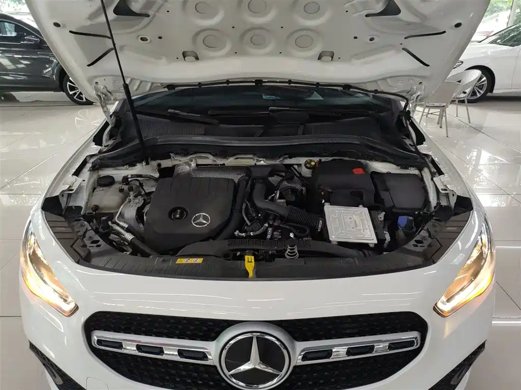 MERCEDES-BENZ GLA