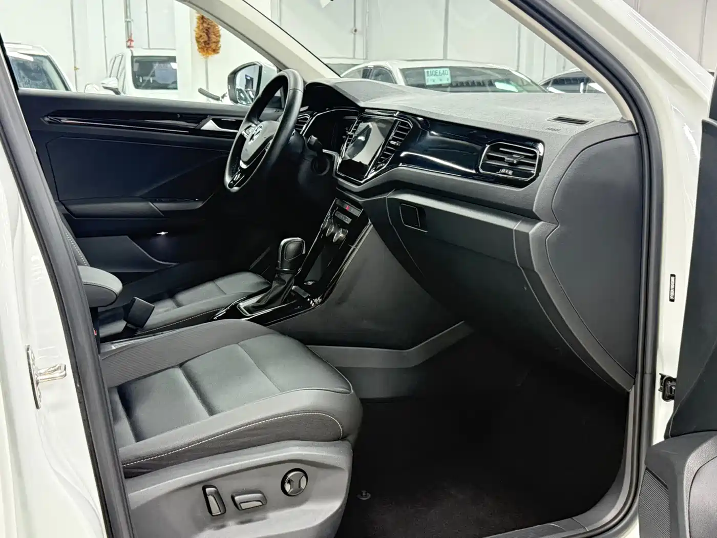 Volkswagen T-ROC 2022 280TSI DSG 2WD Comfort PLUS фото 19