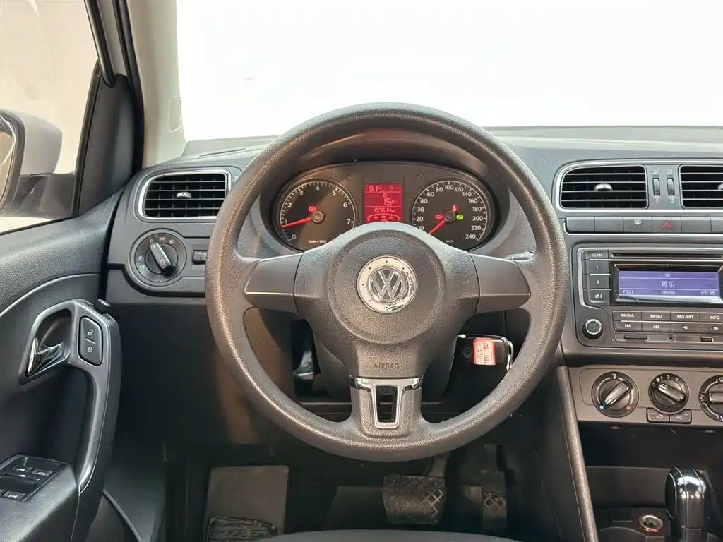 Volkswagen Polo 2013 1.6L Automatic Comfort Edition фото 17