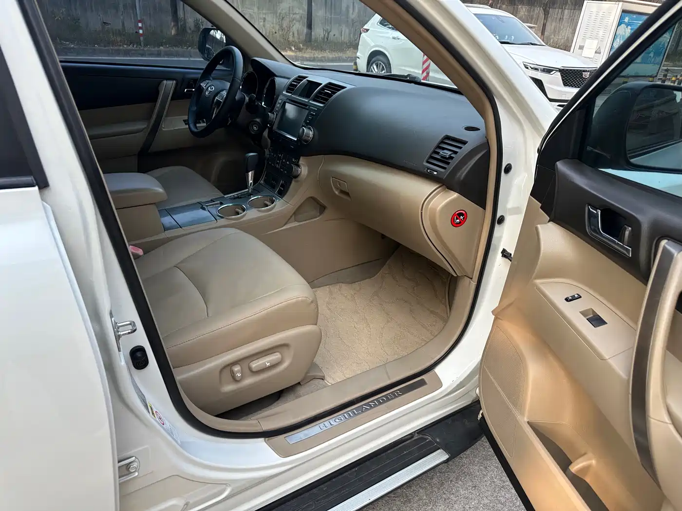 Toyota Highlander 2011 2.7L 2WD 7-seat Luxury фото 9