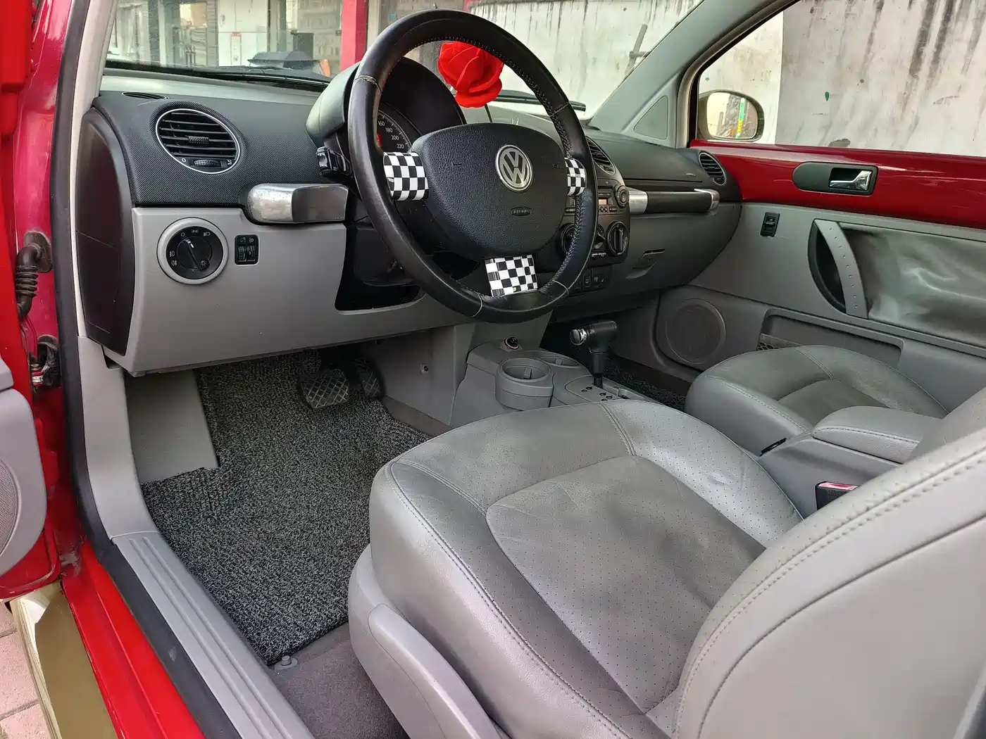 Volkswagen Beetle 2008 1.8T AT Luxury фото 3