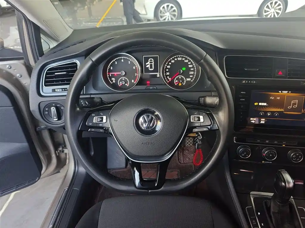 Volkswagen Golf 2020 200TSI DSG Comfort Progressive Edition фото 11