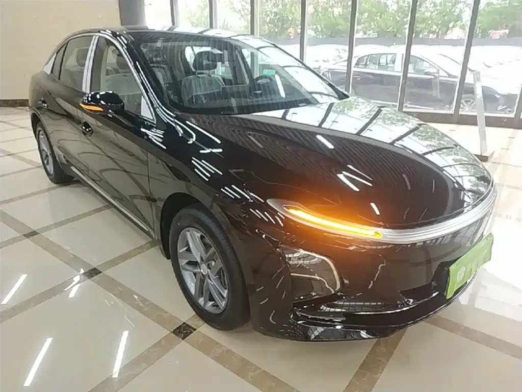 Hongqi E-QM5 2025 Model 500km Travel Edition фото 4