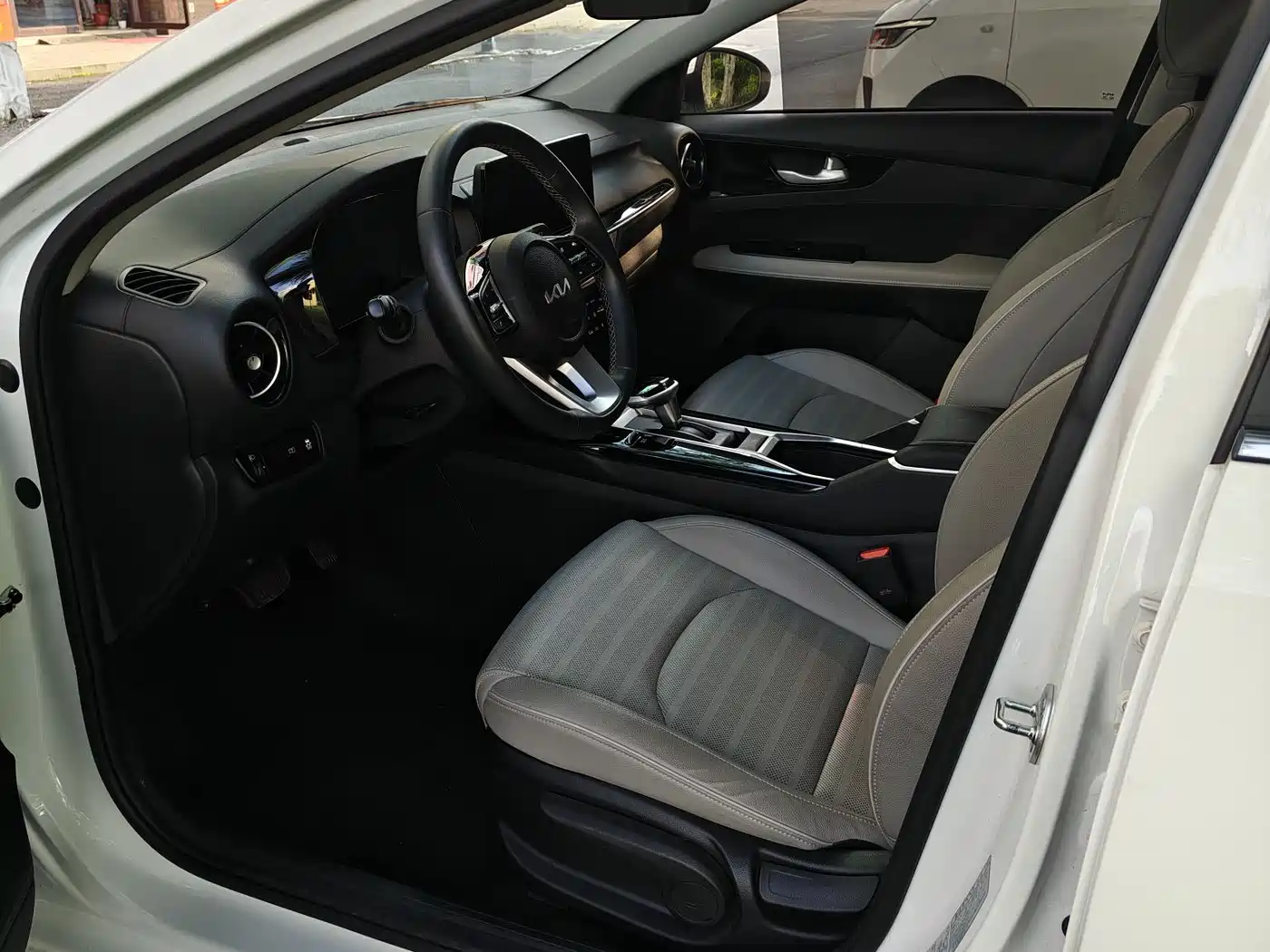 Kia K3 2023 Model 1.5L CVT Luxury Edition фото 4