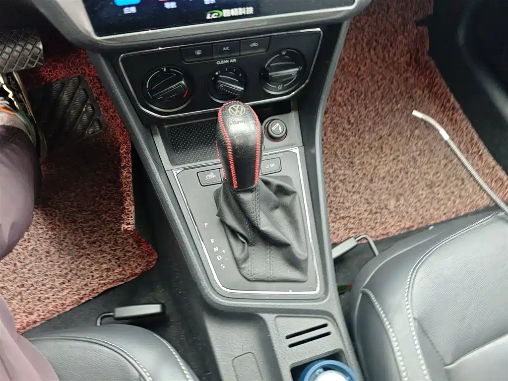 Volkswagen Lavida Tour 2015 1.6L Automatic Comfort Edition фото 7