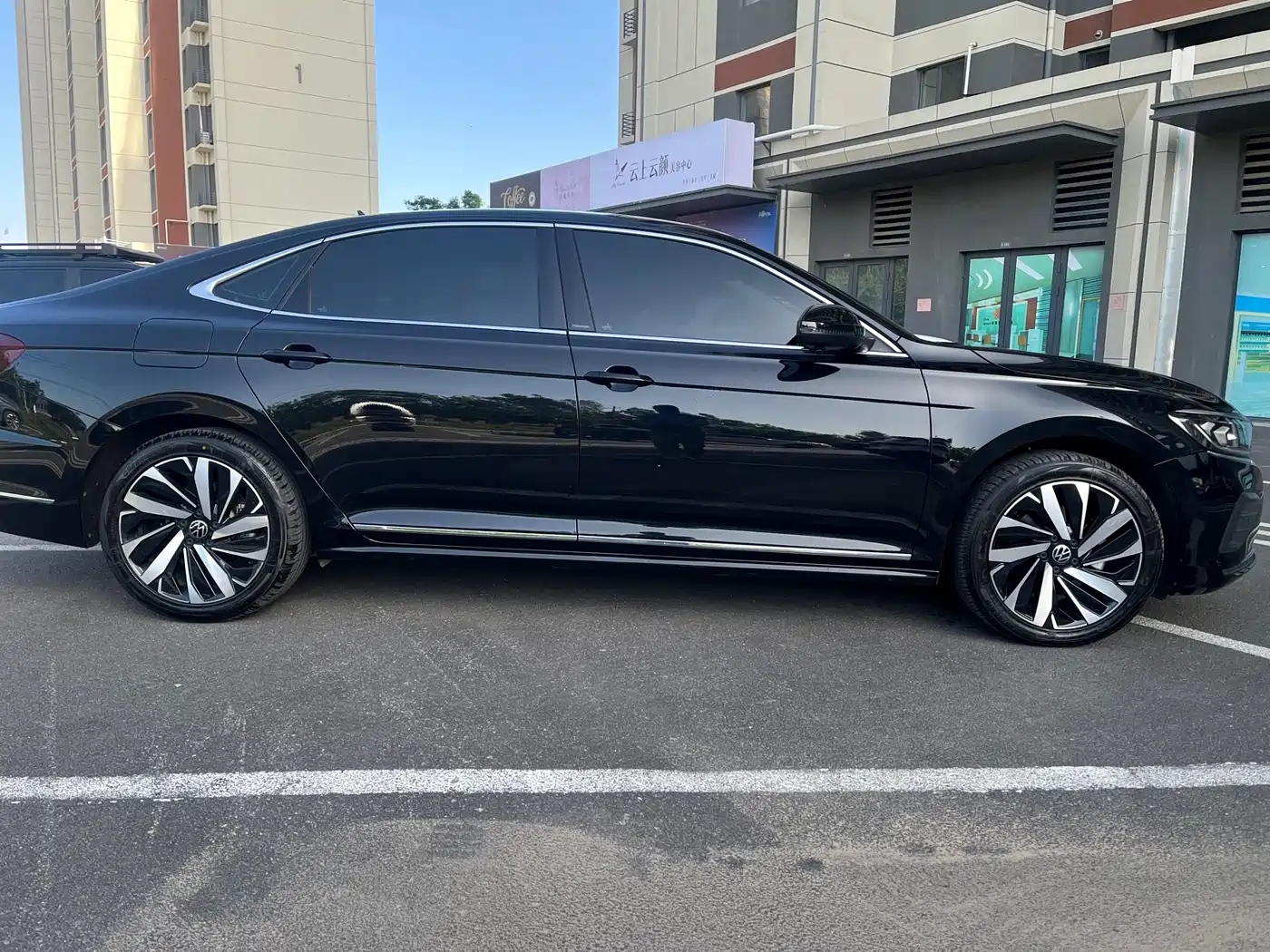 Volkswagen Passat 2024 380TSI Elite Edition фото 4