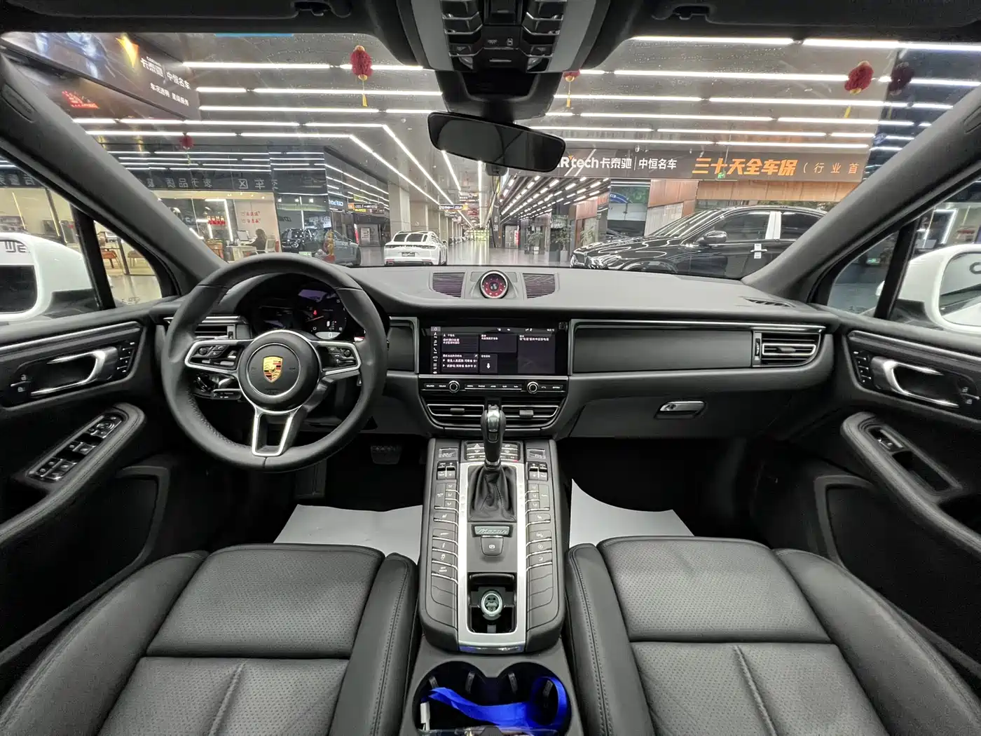PORSCHE MACAN
