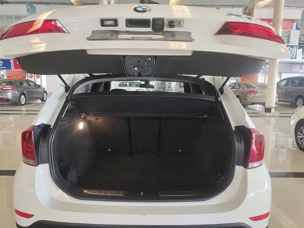 BMW X1 2014 sDrive18i Fashion Edition фото 17