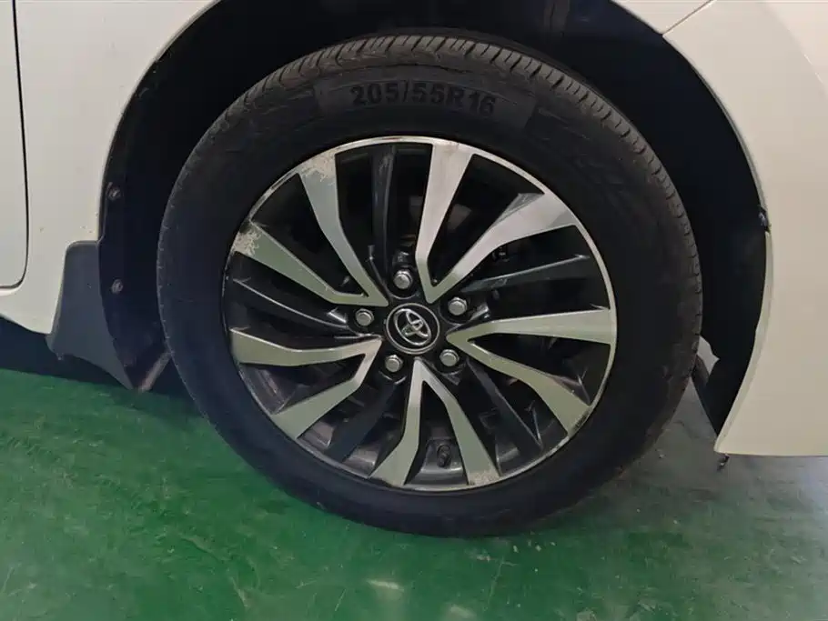 Toyota Corolla 2016 Dual Hybrid 1.8L E-CVT Elite Edition фото 6