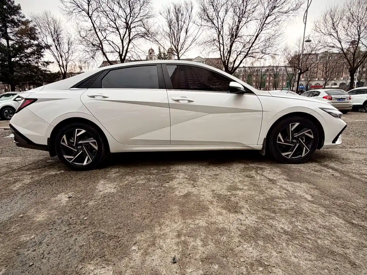Hyundai Elantra 2023 Model 1.5L CVT LUX Premium Edition фото 7