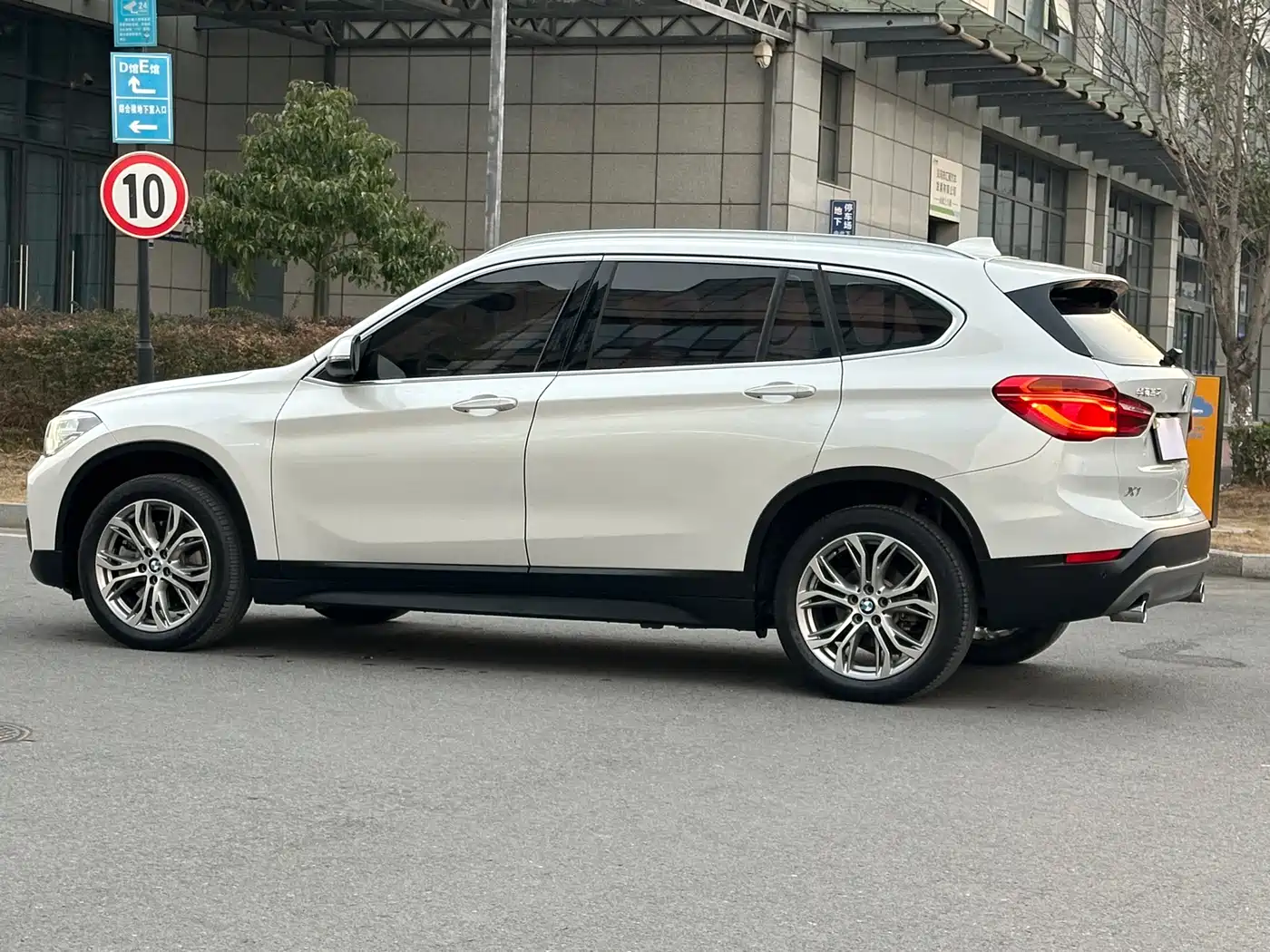 BMW X1 2019 sDrive20Li Leading Model фото 12