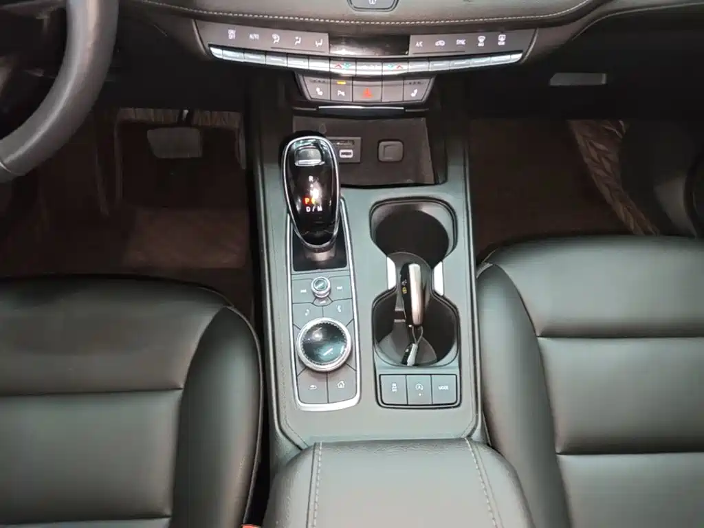 Фото 14 - Cadillac XT4