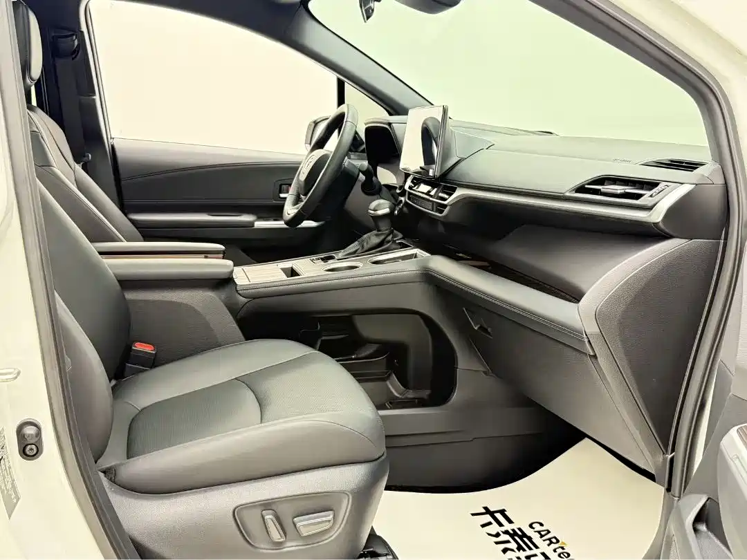 Toyota Granvia 2024 2.5L Hybrid Premium PLUS 4WD Edition фото 30