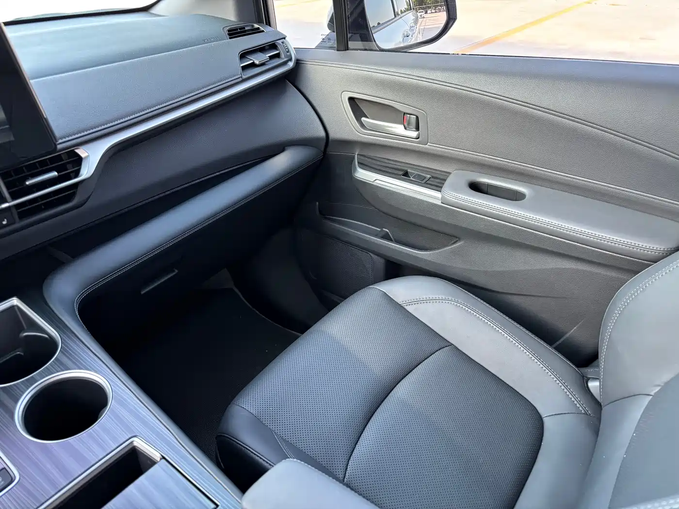 Toyota Sienna 2024 2.5L Hybrid Premium Edition фото 15
