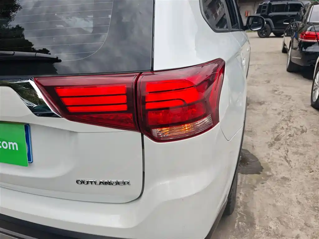 MITSUBISHI OUTLANDER