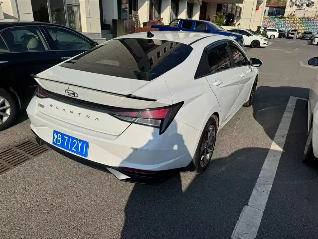 HYUNDAI ELANTRA