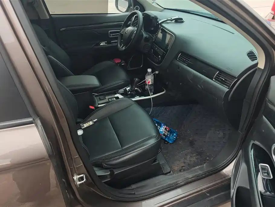 Mitsubishi Outlander 2020 2.0L 2WD Premium 5-seater фото 8